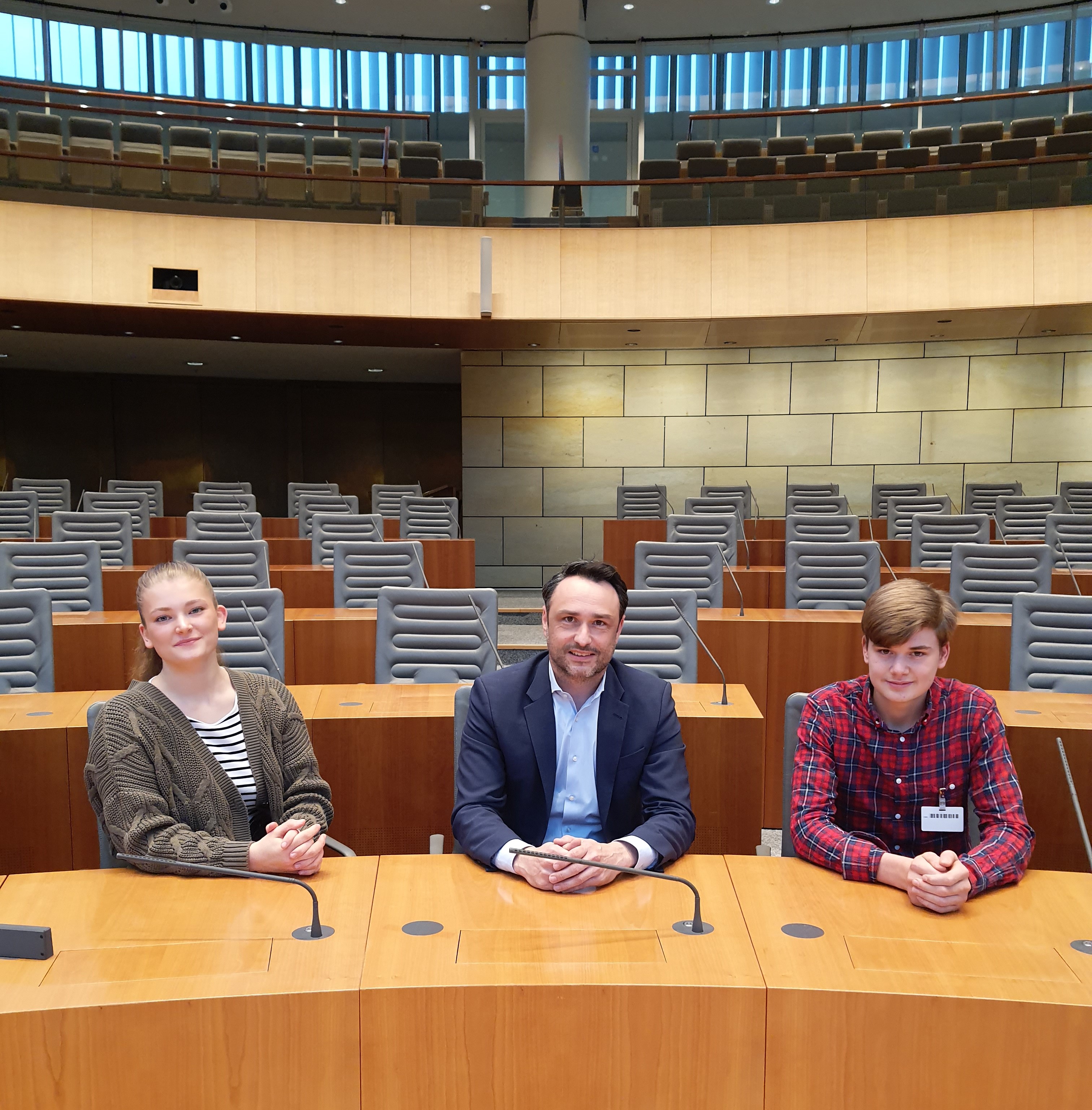 Die Jugendabgeordneten Lea-Marie Witteberg aus Wesel (links) und Richard Nielsen aus Herzogenrath (rechts) zusammen mit Hendrik Schmitz MdL.